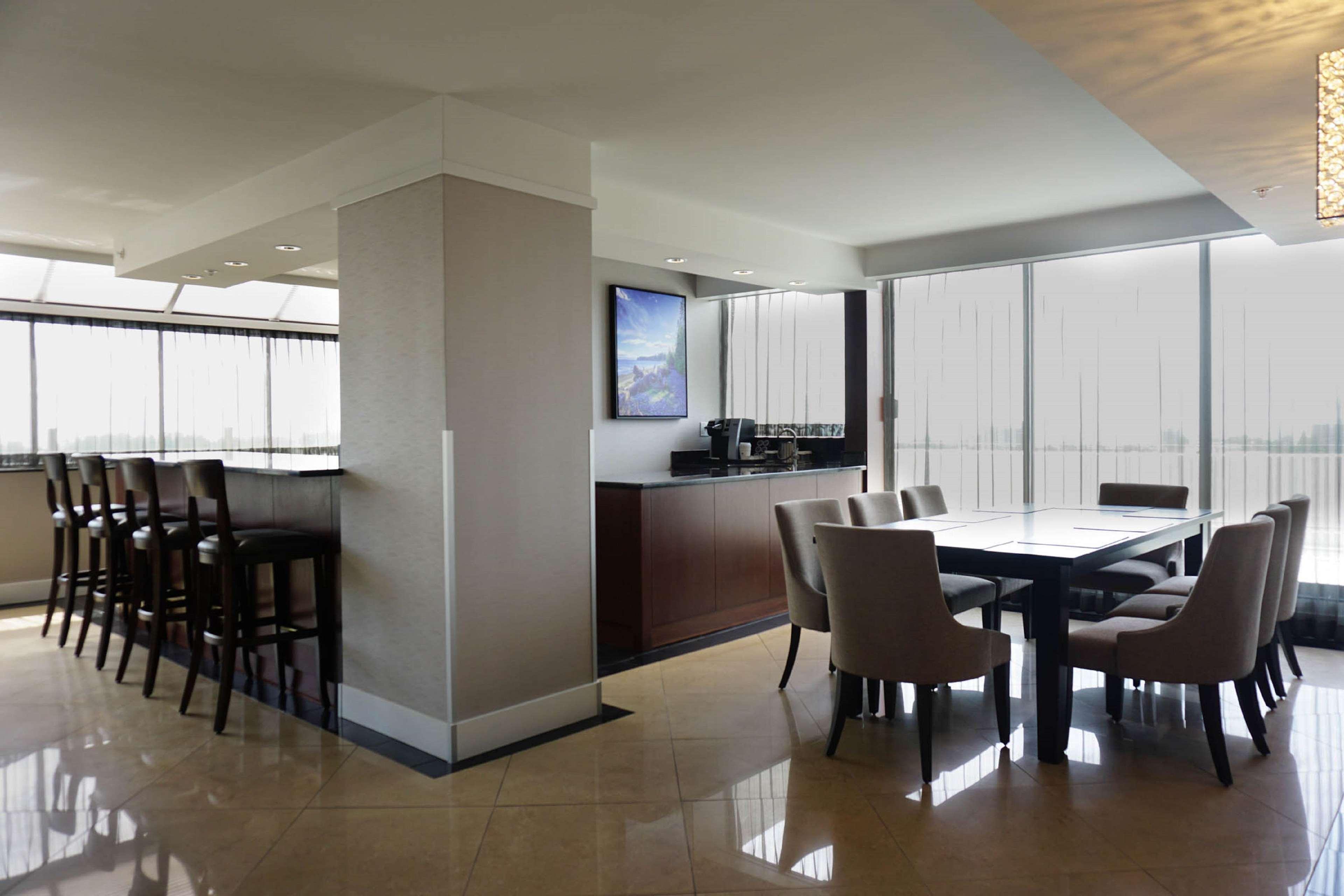 Doubletree By Hilton Hotel & Suites Вікторія Екстер'єр фото