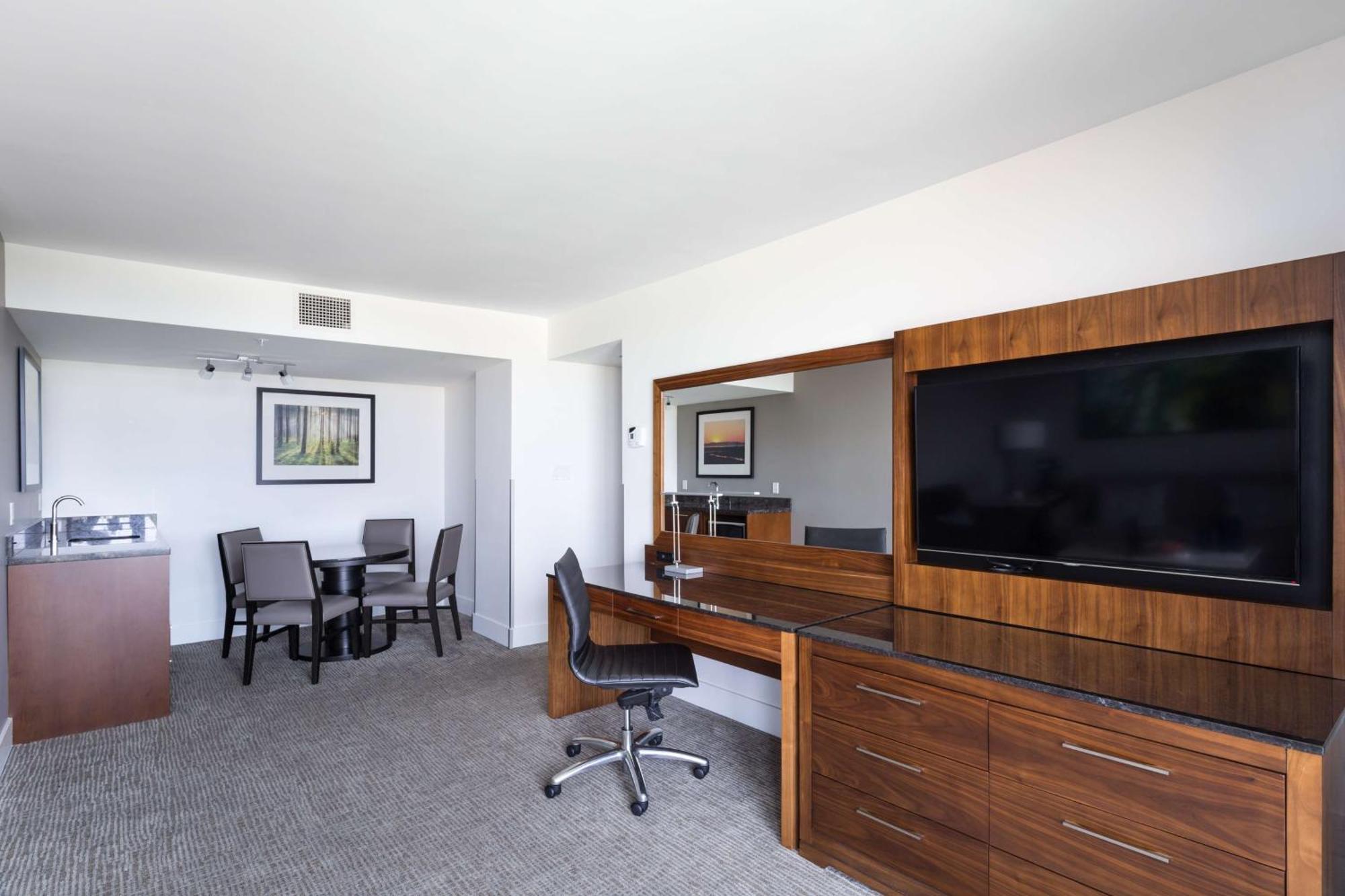 Doubletree By Hilton Hotel & Suites Вікторія Екстер'єр фото