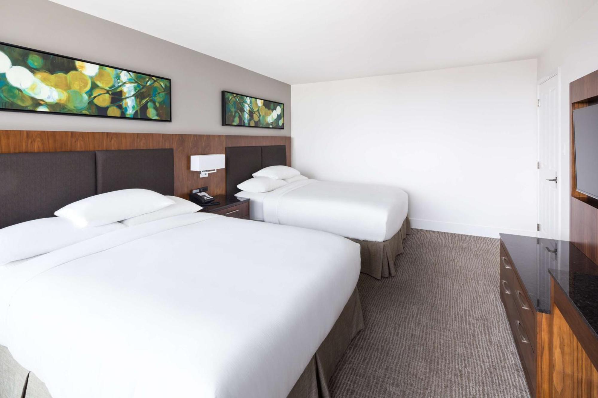 Doubletree By Hilton Hotel & Suites Вікторія Екстер'єр фото
